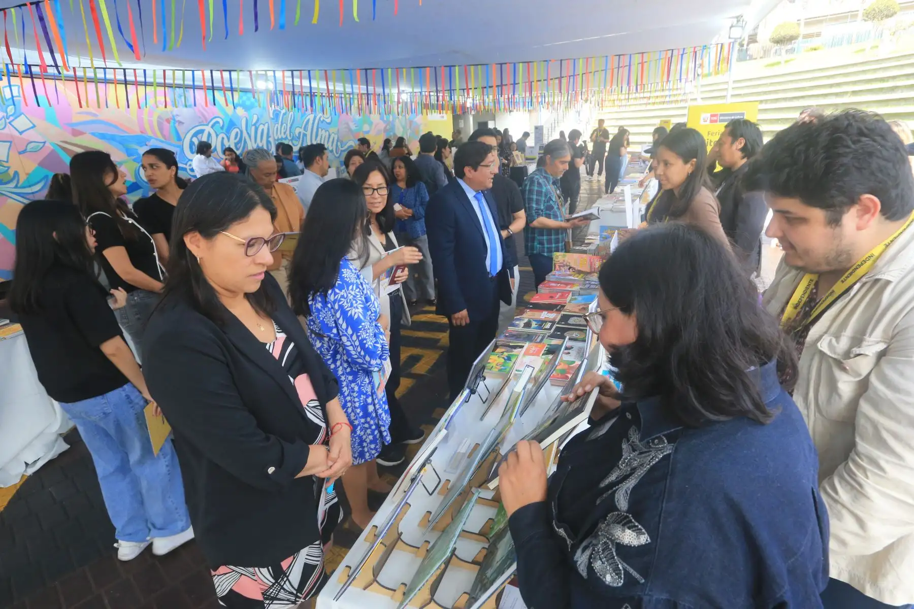 La octava edición de “La Independiente. Feria de Editoriales Peruanas”, organizada por el Ministerio de Cultura, se inauguró en el anfiteatro de la Biblioteca Nacional del Perú.
Foto: ANDINA/Héctor Vinces