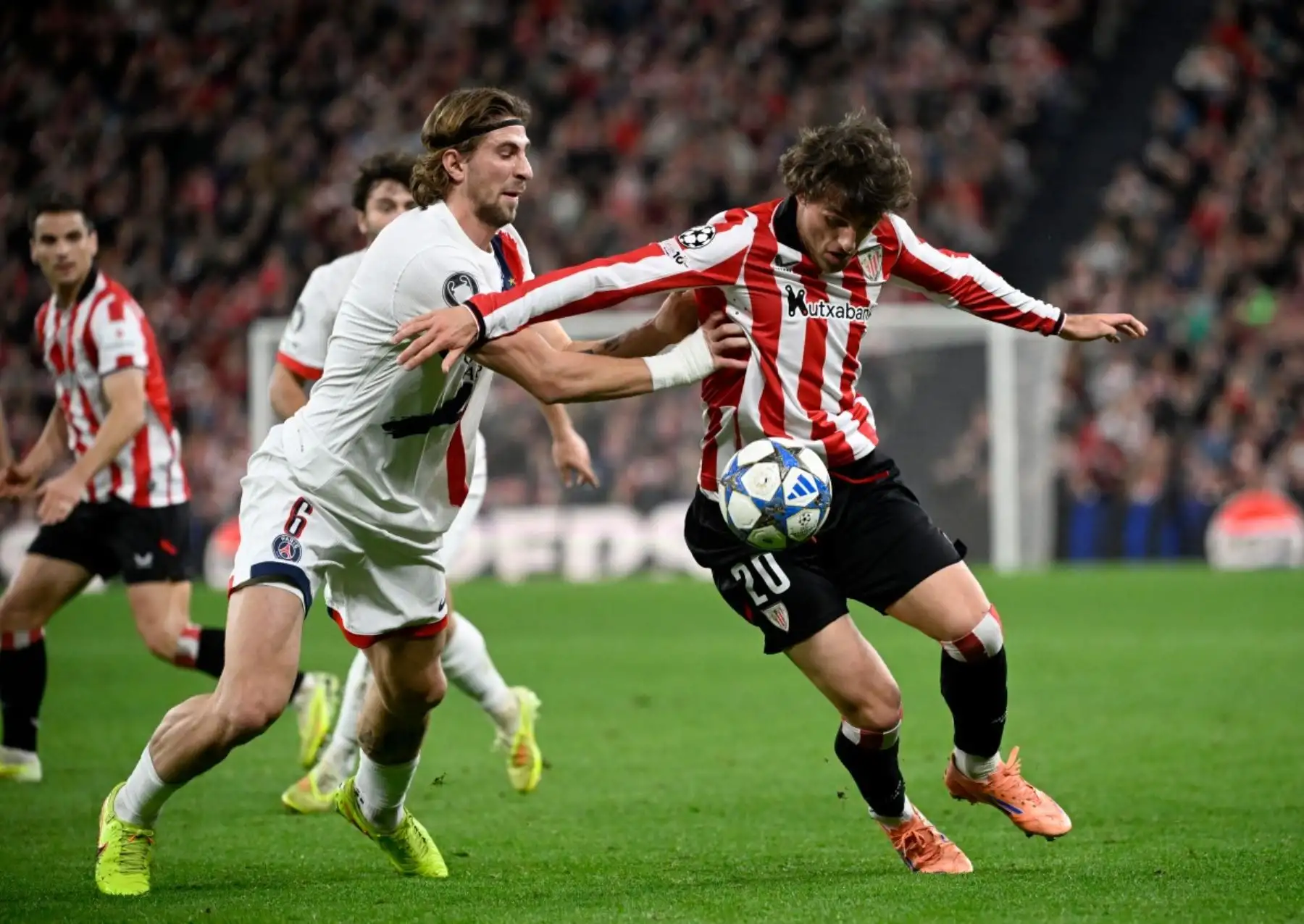 El defensa ucraniano del Paris Saint-Germain, Illia Zabarnyi, lucha por el balón con el centrocampista español del Athletic Bilbao, Unai Gómez, durante el partido de la sexta jornada de la fase de liga de la UEFA Champions League entre el Athletic Club Bilbao y el Paris Saint-Germain  en el estadio de San Mamés en Bilbao.
Foto: AFP