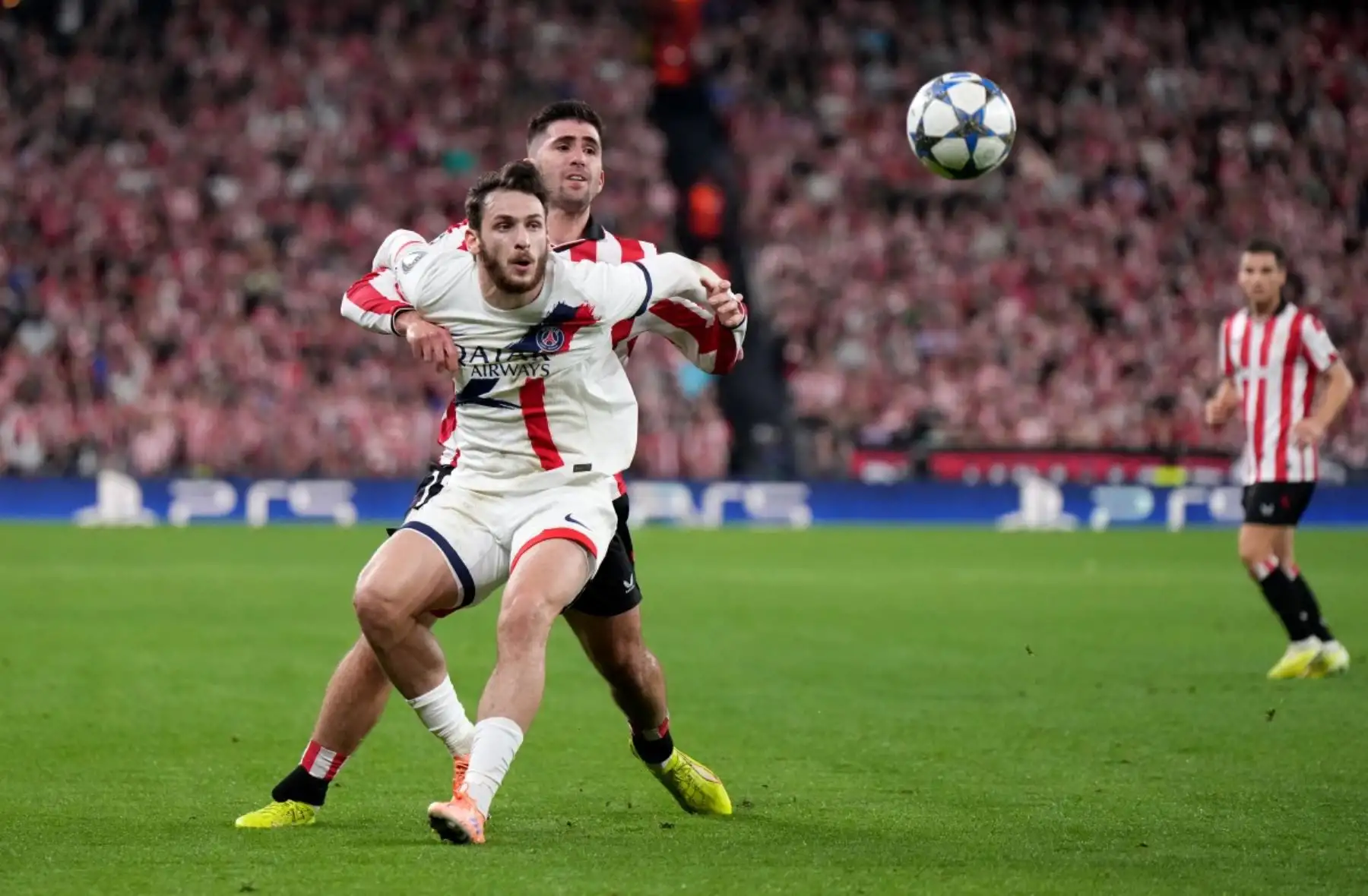 El delantero georgiano  del Paris Saint-Germain, Khvicha Kvaratskhelia, lucha por el balón con el defensa español  del Athletic Bilbao, Jesús Areso Blanco, durante el partido de la sexta jornada de la fase de liga de la UEFA Champions League entre el Athletic Club Bilbao y el Paris Saint-Germain  en el estadio de San Mamés en Bilbao.
Foto: AFP