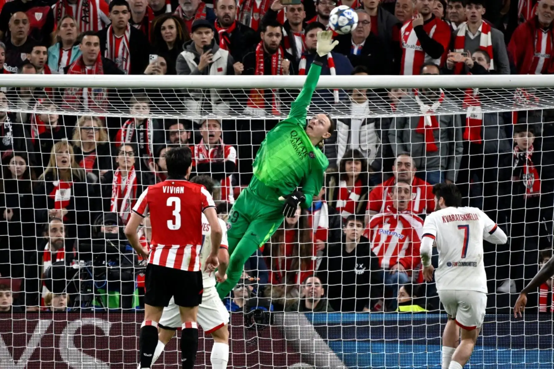 El portero ruso  del Paris Saint-Germain, Matvey Safonov, salta por el balón durante el partido de fútbol de la sexta jornada de la fase de liga de la UEFA Champions League entre el Athletic Club Bilbao y el Paris Saint-Germain en el estadio de San Mamés en Bilbao.
Foto: AFP