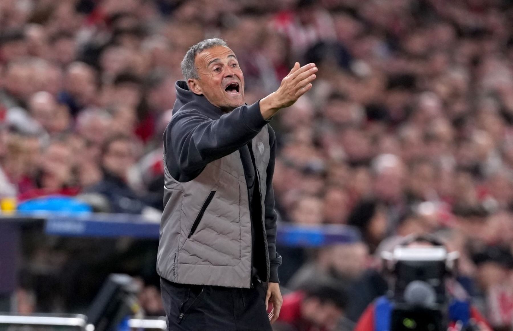 El entrenador español del Paris Saint-Germain, Luis Enrique, hace un gesto en la línea de banda durante el partido de la sexta jornada de la fase de liga de la UEFA Champions League entre el Athletic Club Bilbao y el Paris Saint-Germain en el estadio de San Mamés en Bilbao.
Foto: AFP