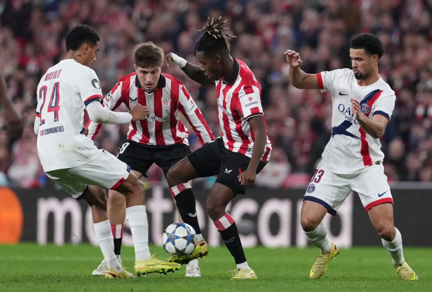 El delantero español  del Athletic Bilbao, Nico Williams, lucha por el balón con el centrocampista francés  del Paris Saint-Germain, Senny Mayulu, durante el partido de fútbol de la sexta jornada de la fase de liga de la UEFA Champions League entre el Athletic Club Bilbao y el Paris Saint-Germain (PSG) en el estadio de San Mamés en Bilbao.
Foto: AFP