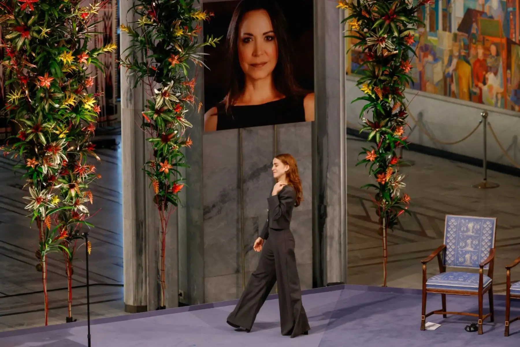 Ana Corina Sosa, hija de la líder opositora venezolana María Corina Machado, recibe el Premio Nobel de la Paz en nombre de su madre durante la ceremonia de entrega del Premio Nobel de la Paz en el Ayuntamiento de Oslo, Noruega.
Foto: AFP