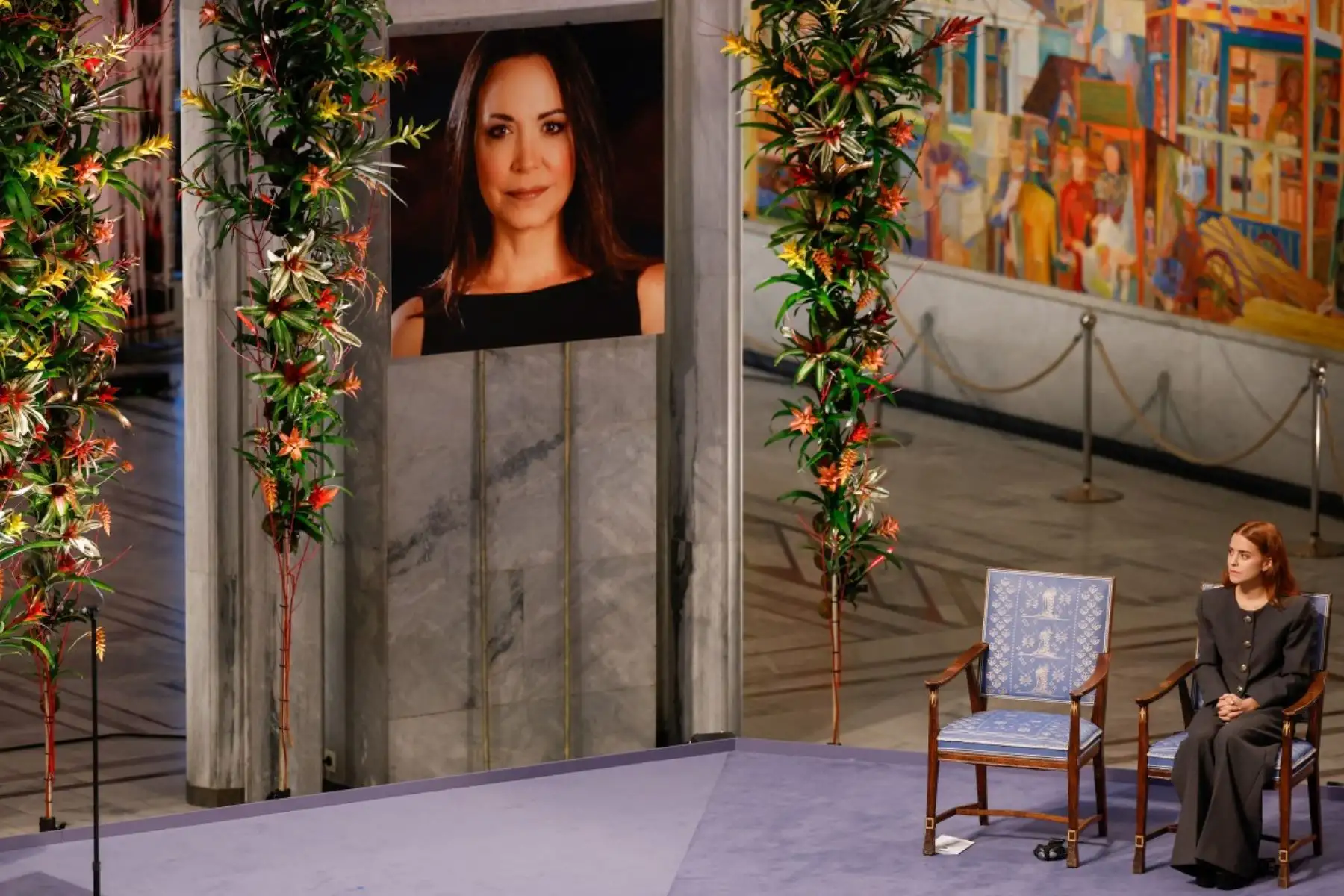 Ana Corina Sosa, hija de la líder opositora venezolana María Corina Machado, recibe el Premio Nobel de la Paz en nombre de su madre durante la ceremonia de entrega del Premio Nobel de la Paz en el Ayuntamiento de Oslo, Noruega.
Foto: AFP