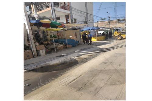 Municipalidad Provincial de Tumbes no pone orden y los mismos comerciantes informales aseguran que no se moverán hasta que les devuelvan lo que pagaron a Comercialización por ocupar el pase peatonal,