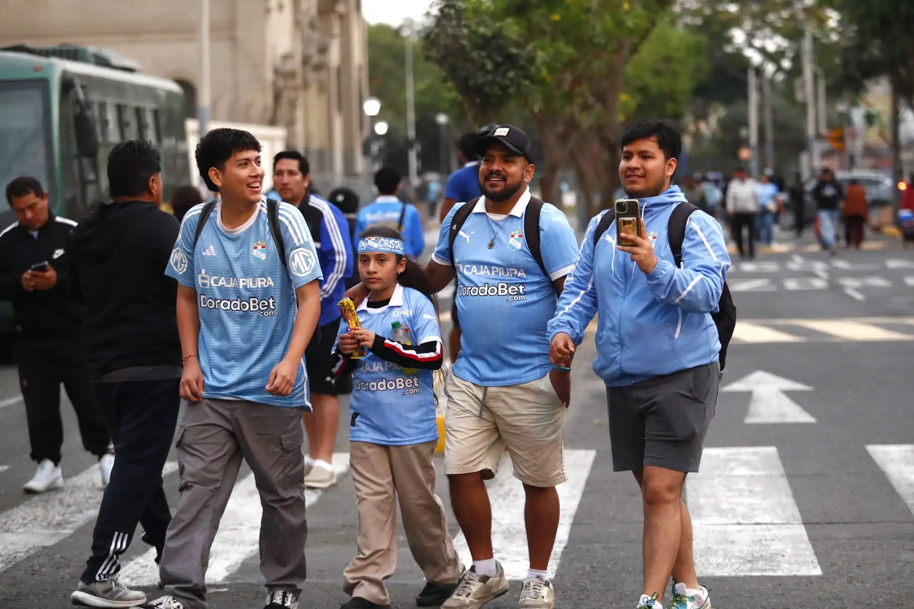 Hinchas del Sporting Cristal alientan a su equipo desde el Estadio Nacional de Lima, momentos previos a su partido de ida con Cusco FC por definir el segundo puesto de la Liga 1 y su pase directo a la fase de grupos de la Copa Libertadores 2026. 
Foto: ANDINA/Daniel Bracamonte