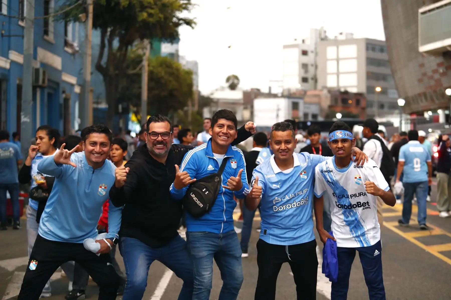 Hinchas del Sporting Cristal alientan a su equipo desde el Estadio Nacional de Lima, momentos previos a su partido de ida con Cusco FC por definir el segundo puesto de la Liga 1 y su pase directo a la fase de grupos de la Copa Libertadores 2026. 
Foto: ANDINA/Daniel Bracamonte