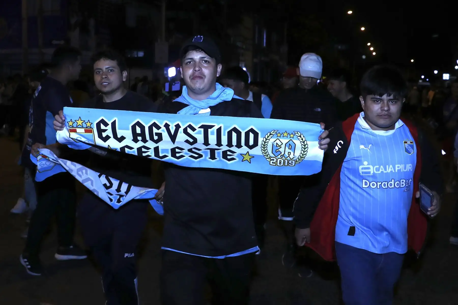 Hinchas del Sporting Cristal alientan a su equipo desde el Estadio Nacional de Lima, momentos previos a su partido de ida con Cusco FC por definir el segundo puesto de la Liga 1 y su pase directo a la fase de grupos de la Copa Libertadores 2026. 
Foto: ANDINA/Daniel Bracamonte