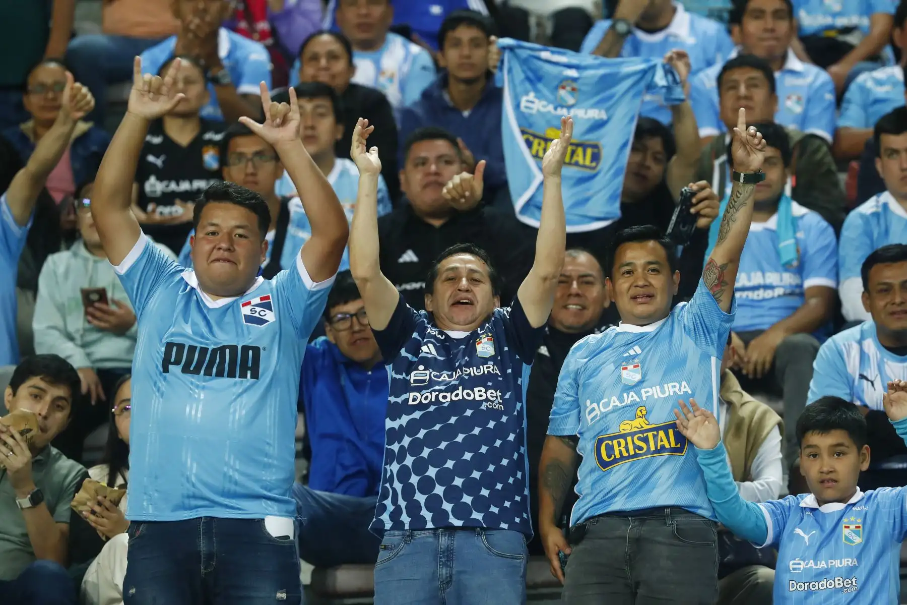 Hinchas del Sporting Cristal alientan a su equipo desde el Estadio Nacional de Lima, momentos previos a su partido de ida con Cusco FC por definir el segundo puesto de la Liga 1 y su pase directo a la fase de grupos de la Copa Libertadores 2026. 
Foto: ANDINA/Daniel Bracamonte