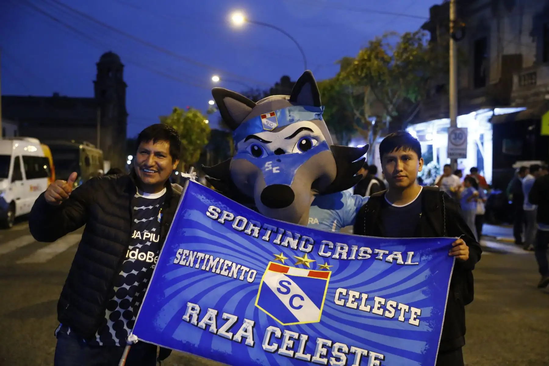 Hinchas del Sporting Cristal alientan a su equipo desde el Estadio Nacional de Lima, momentos previos a su partido de ida con Cusco FC por definir el segundo puesto de la Liga 1 y su pase directo a la fase de grupos de la Copa Libertadores 2026. 
Foto: ANDINA/Daniel Bracamonte