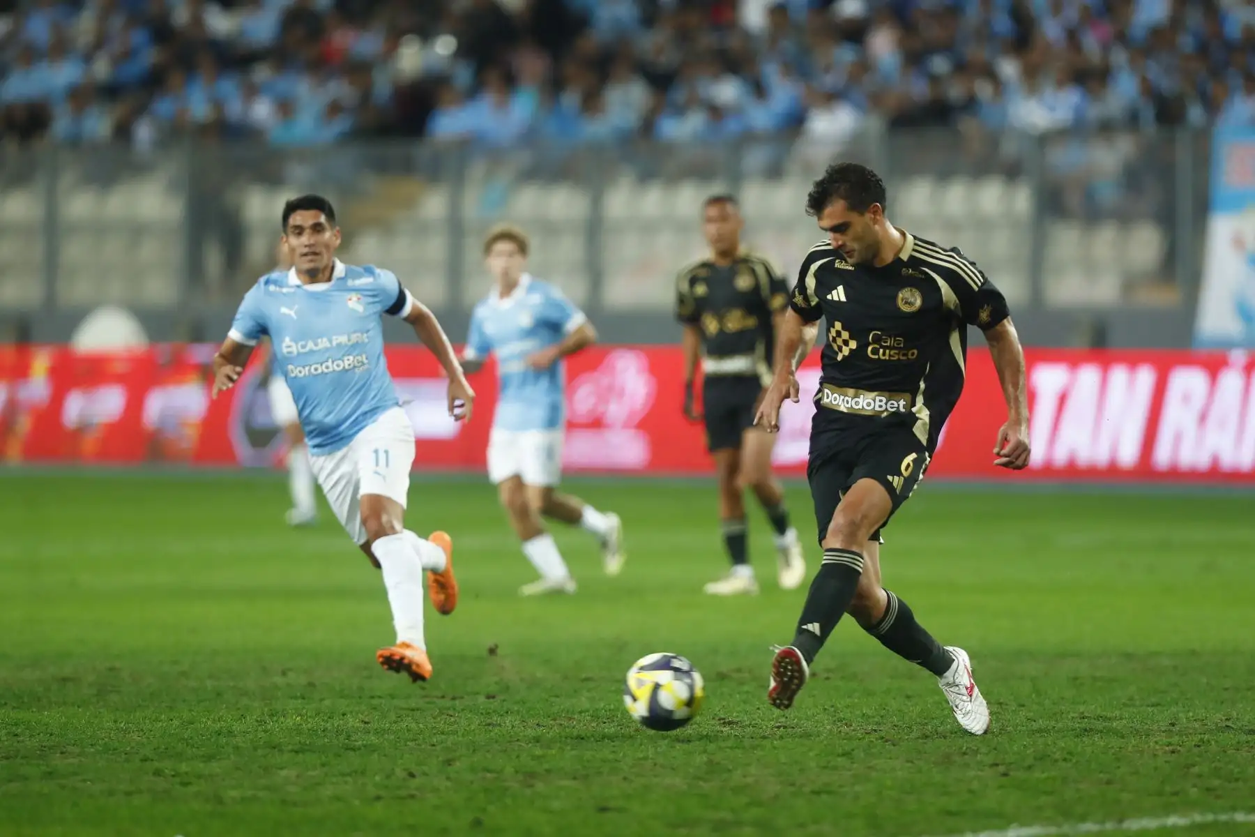Desde el Estadio Nacional de Lima, Sporting Cristal le gana 1-0 a Cusco FC con gol de Santiago González en el partido de ida para definir el segundo puesto de la Liga 1 y su pase directo a la fase de grupos de la Copa Libertadores 2026, el miércoles 10 de diciembre de 2025. Foto: ANDINA/Daniel Bracamonte