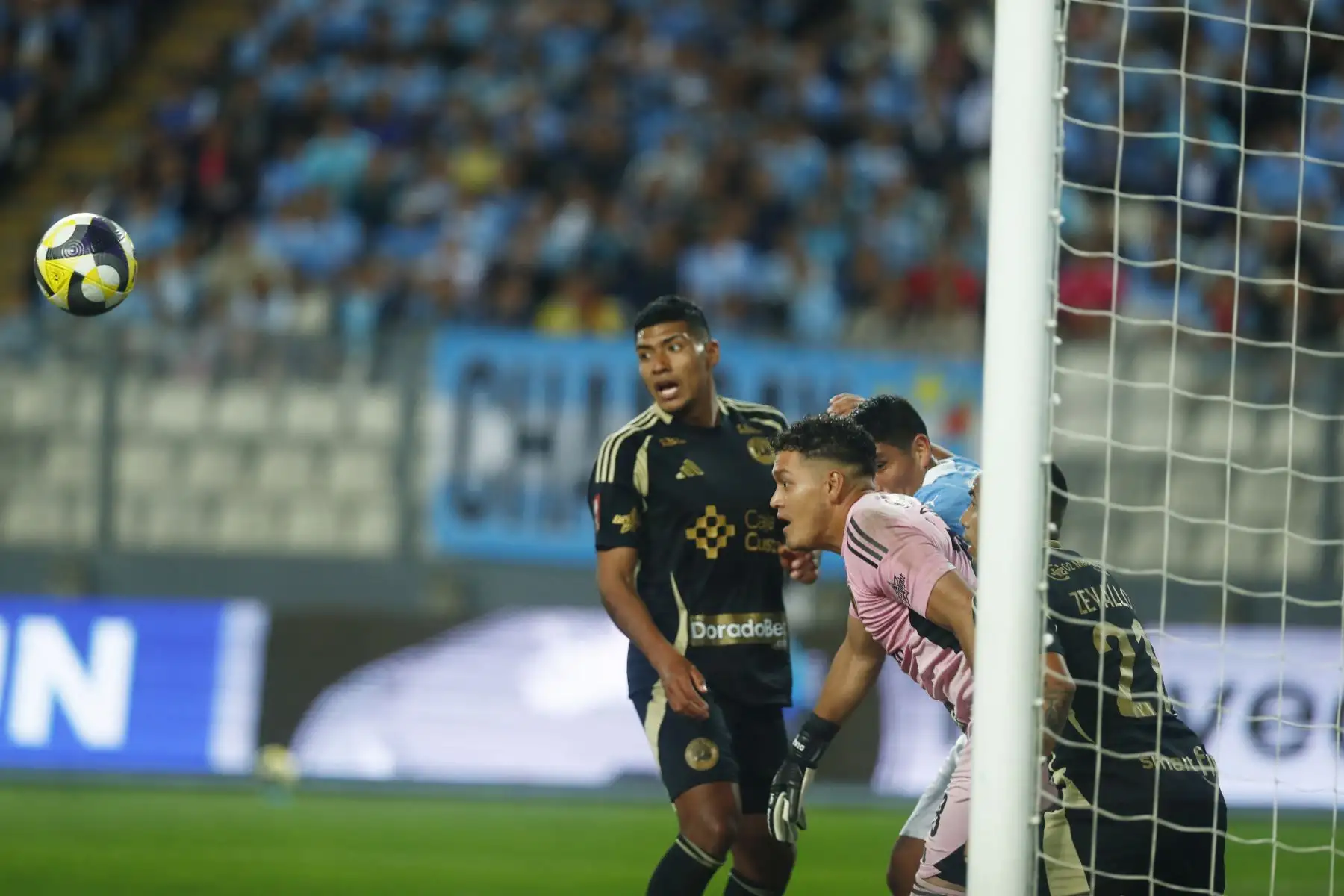 Desde el Estadio Nacional de Lima, Sporting Cristal le gana 1-0 a Cusco FC con gol de Santiago González en el partido de ida para definir el segundo puesto de la Liga 1 y su pase directo a la fase de grupos de la Copa Libertadores 2026, el miércoles 10 de diciembre de 2025. Foto: ANDINA/Daniel Bracamonte
