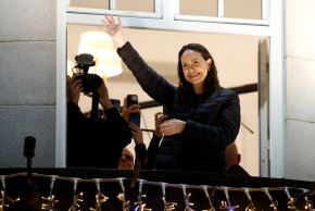 La Premio Nobel de la Paz, María Corina Machado, saluda desde un balcón del Grand Hotel de Oslo, Noruega. Foto: AFP