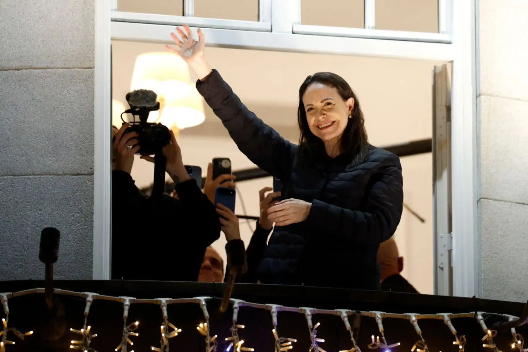 La Premio Nobel de la Paz, María Corina Machado, saluda desde un balcón del Grand Hotel de Oslo, Noruega, en la madrugada del 11 de diciembre de 2025. Machado llegó a Oslo horas después de que su hija recogiera el premio de la líder opositora venezolana en su nombre. Foto: AFP
Foto: AFP