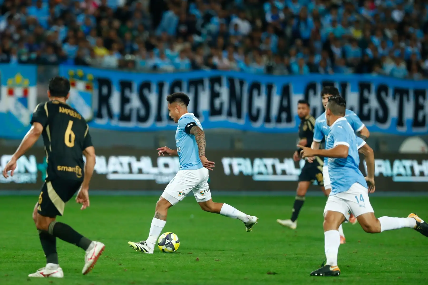 Desde el Estadio Nacional de Lima, Sporting Cristal le gana 1-0 a Cusco FC con gol de Santiago González en el partido de ida para definir el segundo puesto de la Liga 1 y su pase directo a la fase de grupos de la Copa Libertadores 2026, el miércoles 10 de diciembre de 2025. Foto: ANDINA/Daniel Bracamonte