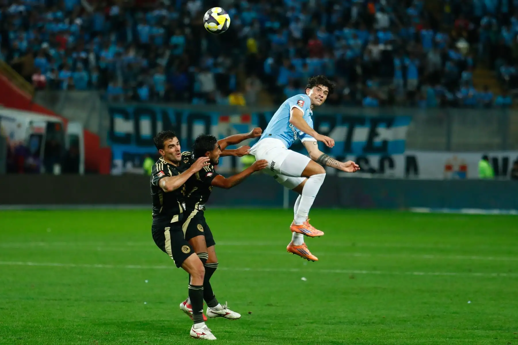 Desde el Estadio Nacional de Lima, Sporting Cristal le gana 1-0 a Cusco FC con gol de Santiago González en el partido de ida para definir el segundo puesto de la Liga 1 y su pase directo a la fase de grupos de la Copa Libertadores 2026, el miércoles 10 de diciembre de 2025. Foto: ANDINA/Daniel Bracamonte
