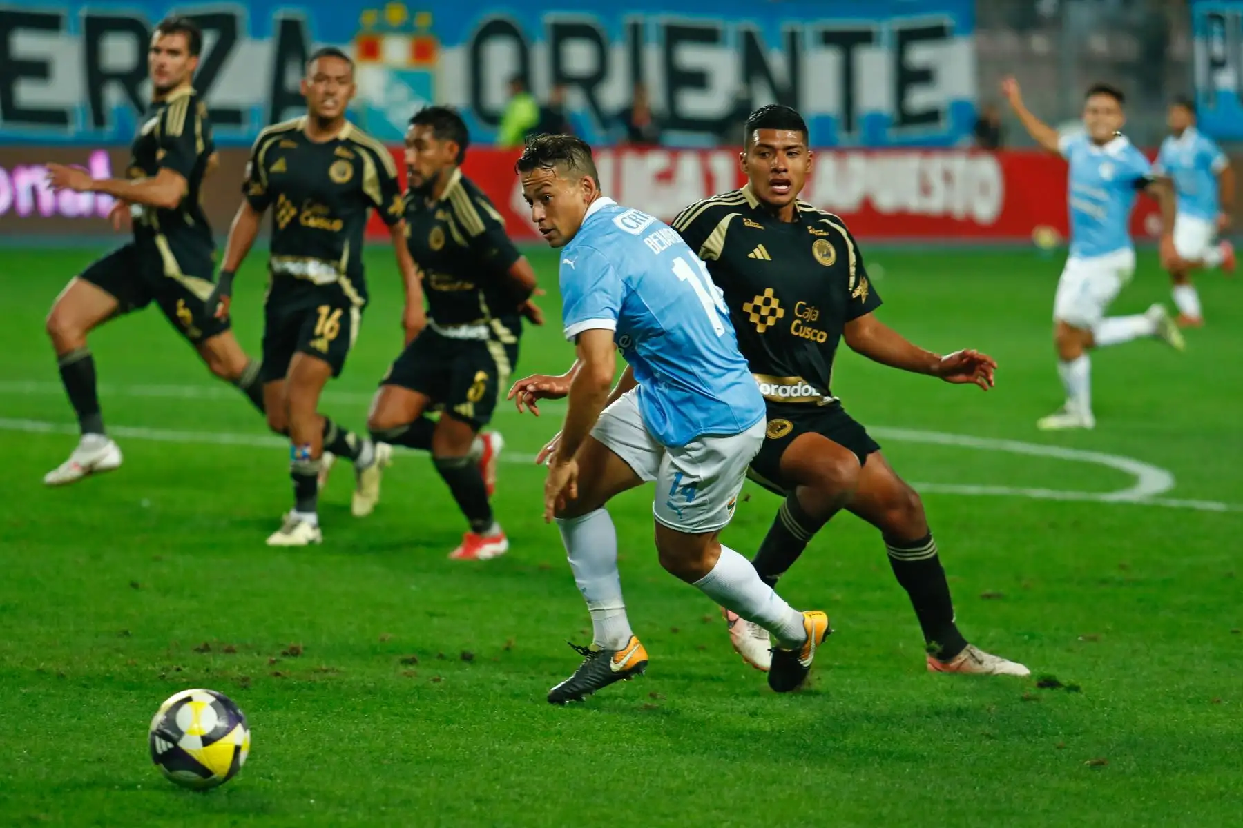 El jugador de Sporting Cristal, Cristian Benavente, realiza una jugada en el área defensiva de Cusco FC, durante el partido de ida para definir el segundo puesto de la Liga 1 y su pase directo a la fase de grupos de la Copa Libertadores 2026, el miércoles 10 de diciembre de 2025. Foto: ANDINA/Daniel Bracamonte
