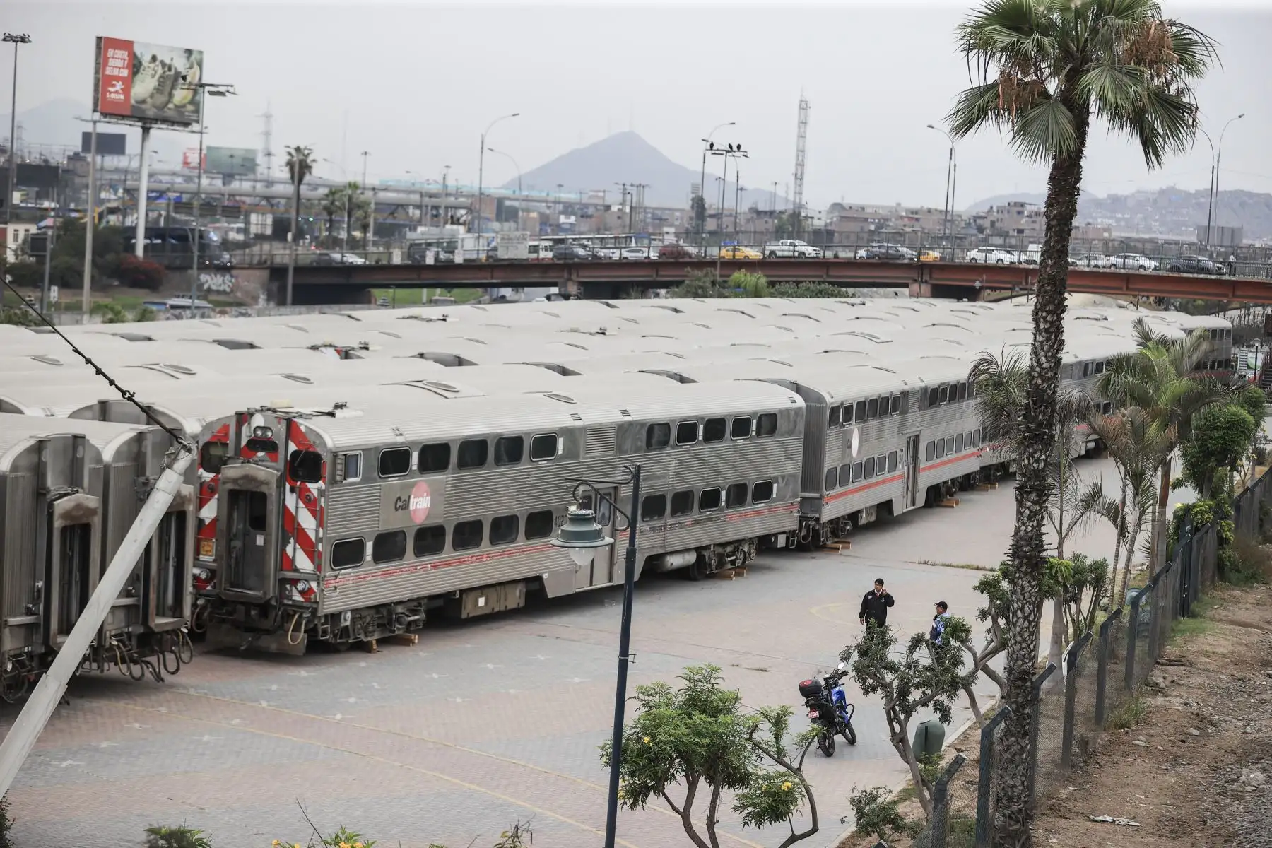 La primera plantea una conexión directa entre Lima y Chosica, es decir, sin paradas durante el viaje, con el empleo de siete trenes (conformados por 1 locomotora y 5 vagones cada uno) y la asistencia de una nueva Policía ferroviaria que vigilará los 54 cruces de la vía. Foto: ANDINA/Jhonel Rodríguez Robles