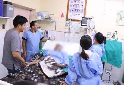 El estado de salud de Román Lumba Herrera, el trabajador minero de 39 años de edad, quien fue rescatado el miércoles 10 de diciembre tras permanecer 42 horas atrapado en el interior de un socavón de una mina de carbón en el centro poblado Rosaspampa, es estable. El trabaja permanece internado en el Hospital José Soto Cadenillas de la ciudad de Chota, en Cajamarca. ANDINA/Difusión