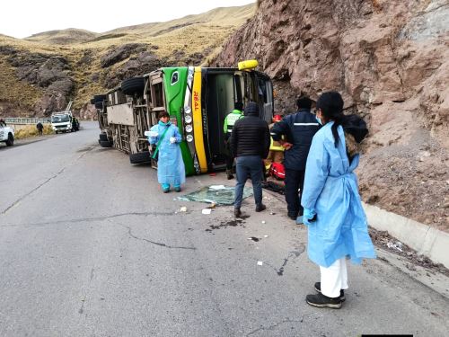 Siete personas fallecidas y más de 35 heridas -algunas de ellas de gravedad- dejó esta madrugada el despiste y volcadura de un bus de transporte interprovincial que se dirigía de Arequipa hacia la ciudad de Sicuani, en la región Cusco. ANDINA/Difusión