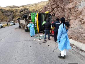Siete personas fallecidas y más de 35 heridas -algunas de ellas de gravedad- dejó esta madrugada el despiste y volcadura de un bus de transporte interprovincial que se dirigía de Arequipa hacia la ciudad de Sicuani, en la región Cusco. ANDINA/Difusión
