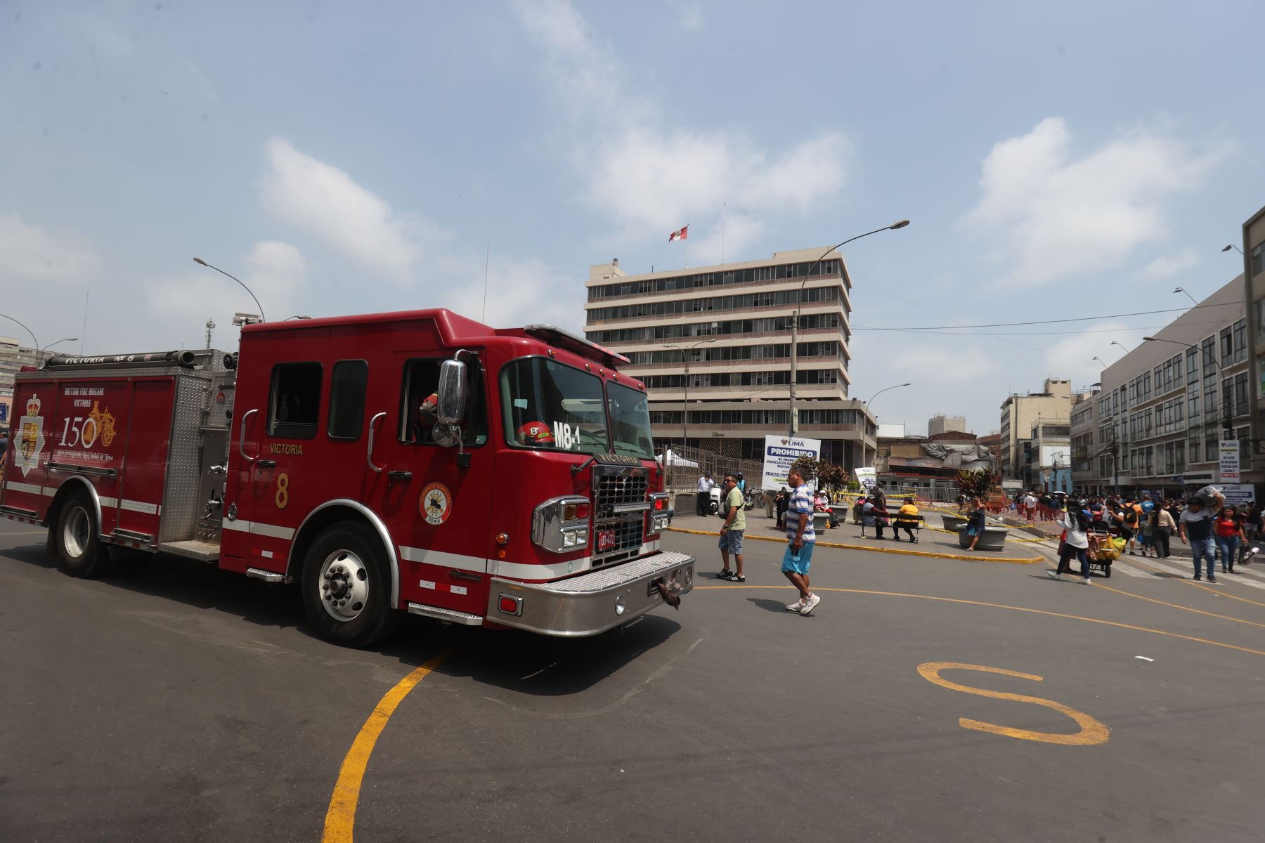 se ejecutan cuatro barridos diarios para despejar los corredores centrales del emporio comercial, una medida clave para garantizar el ingreso inmediato de ambulancias y unidades del Cuerpo General de Bomberos en caso de incidentes.

Foto:ANDINA / Juan Carlos Guzmán Negrini