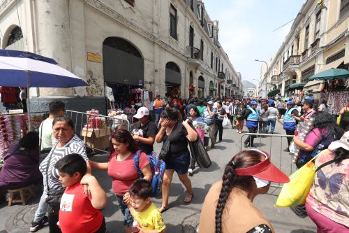 Municipalidad refuerza control de aforo y seguridad en Mesa Redonda. Foto:ANDINA / Juan Carlos Guzmán Negrini