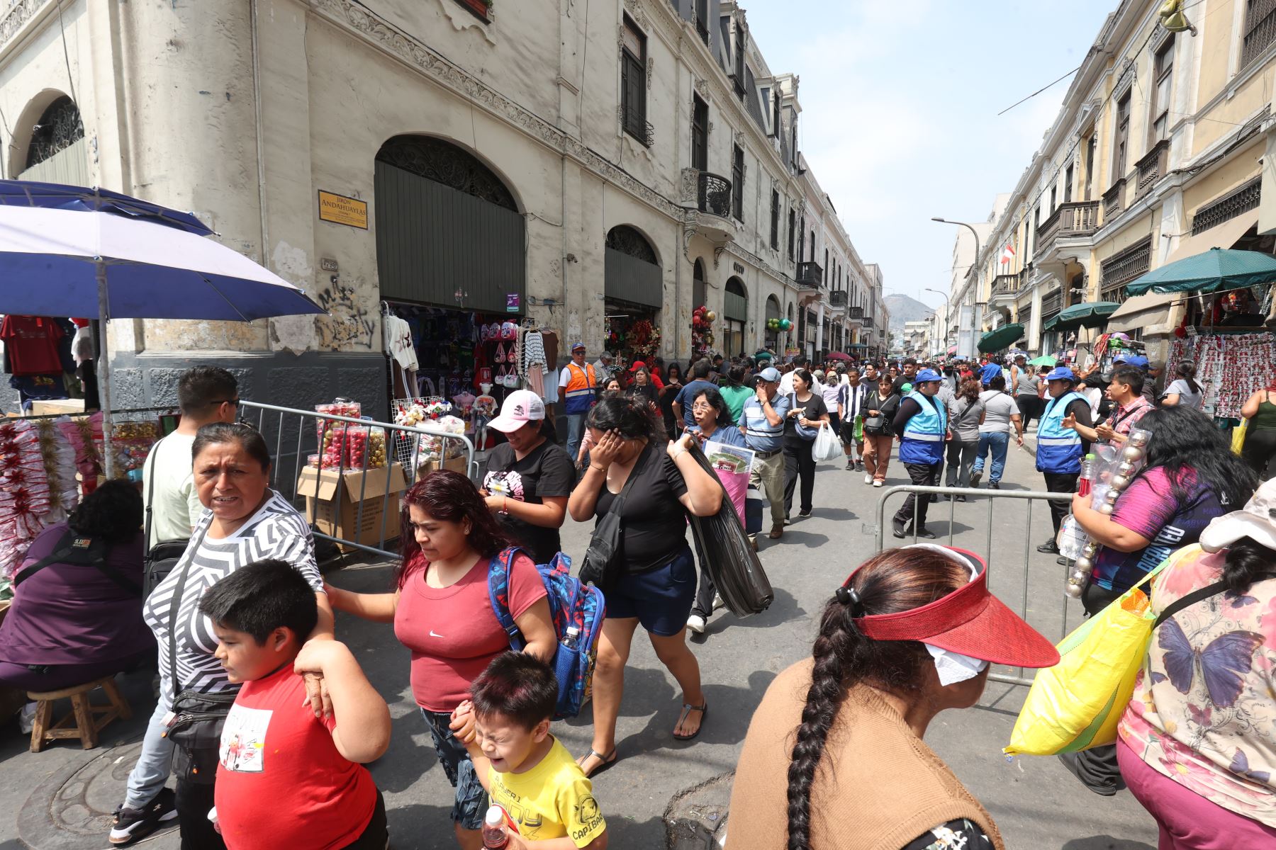 Municipalidad refuerza control de aforo y seguridad en Mesa Redonda. Foto:ANDINA / Juan Carlos Guzmán Negrini