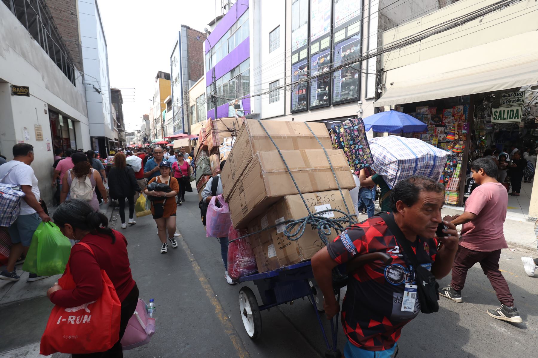 Otro foco de riesgo identificado es la congestión en galerías, por lo cual el personal municipal bloquea temporalmente el ingreso cuando se supera el aforo permitido, establecido en los certificados de Defensa Civil.

Foto:ANDINA / Juan Carlos Guzmán Negrini