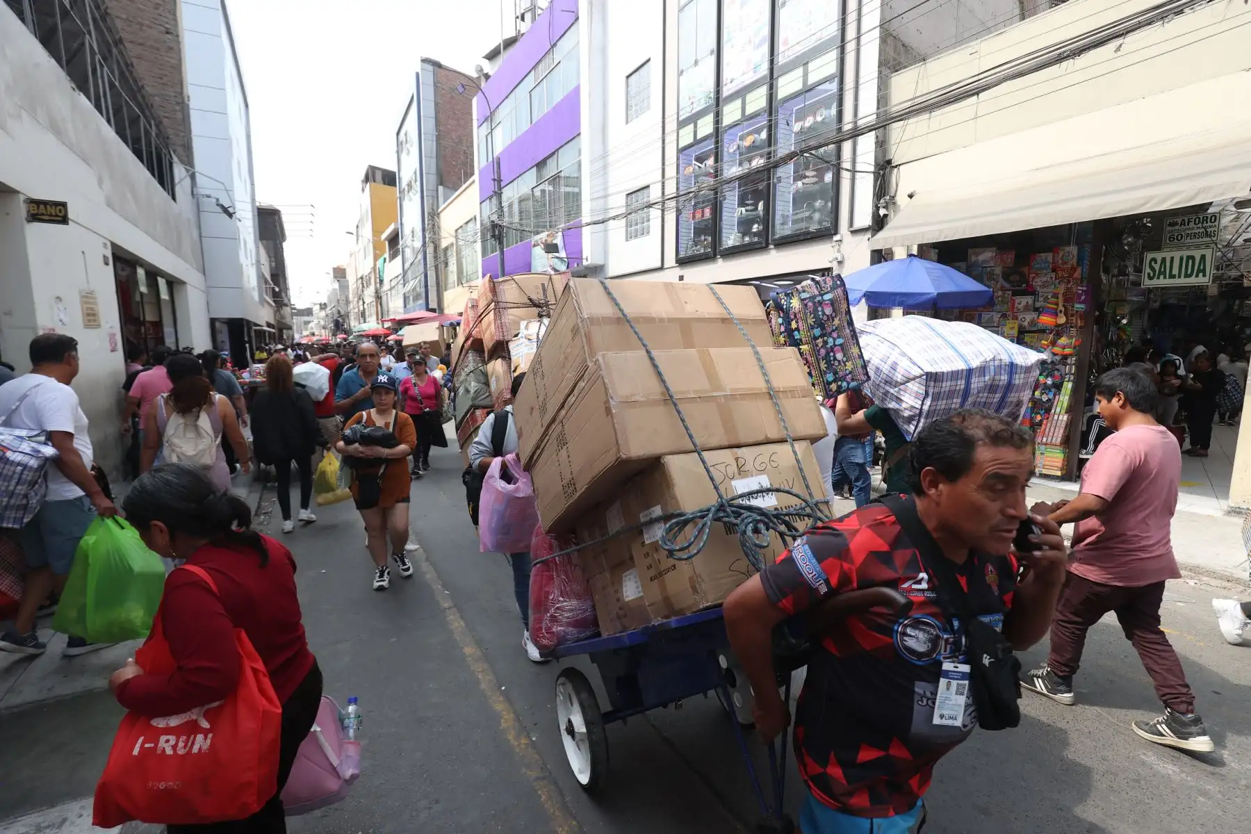 Otro foco de riesgo identificado es la congestión en galerías, por lo cual el personal municipal bloquea temporalmente el ingreso cuando se supera el aforo permitido, establecido en los certificados de Defensa Civil.

Foto:ANDINA / Juan Carlos Guzmán Negrini