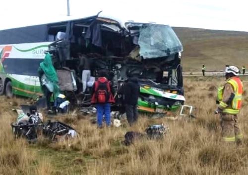 El choque frontal entre un bus interprovincial y un remolque en la Carretera Central dejó dos personas fallecidas y 15 heridas. El accidente ocurrió en el tramo de Pasco. ANDINA/Difusión