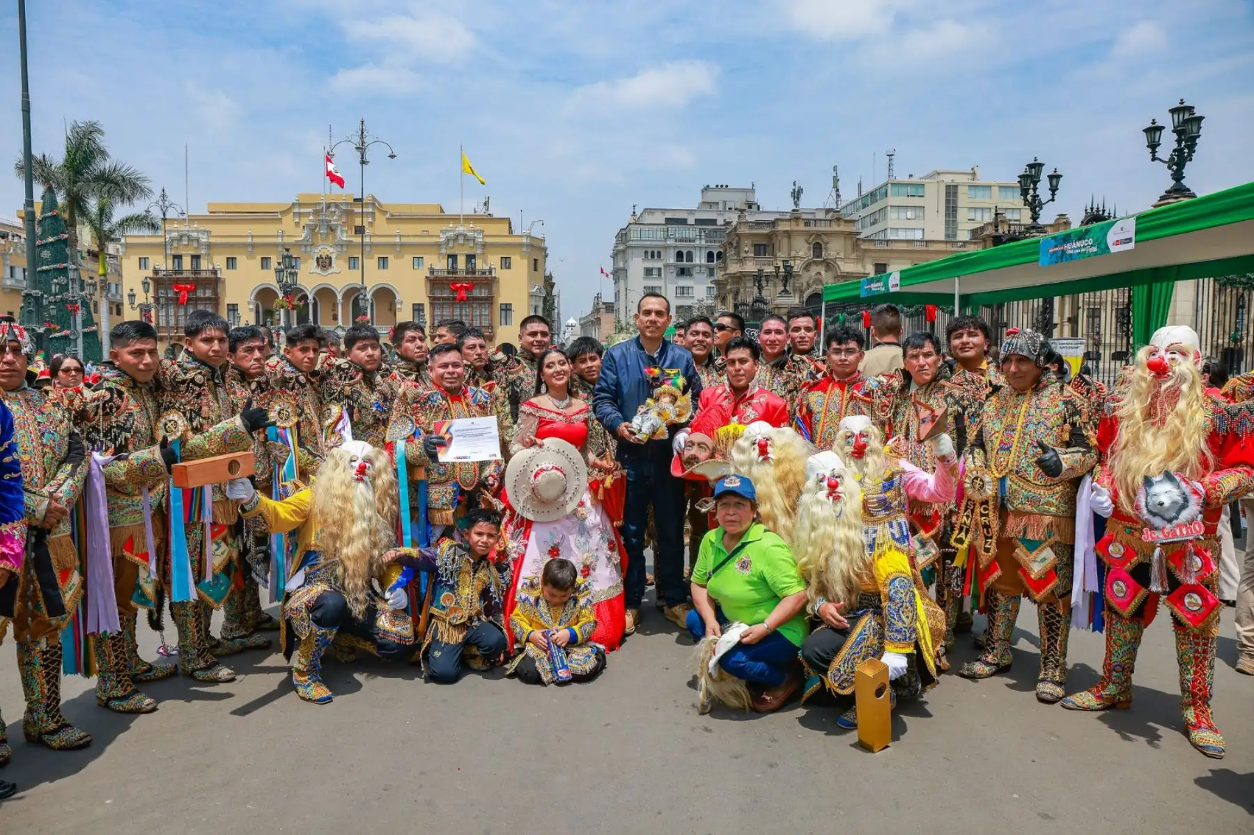 El presidente José Jerí estuvo presente en la feria #MásCercaDelPerú, un espacio que muestra la riqueza cultural, gastronómica y productiva de nuestras regiones. En esta ocasión, la región Huánuco, fue la elegida para presentar sus tradiciones una de ellas la danza de Los Negritos. Foto: ANDINA/Prensa Presidencia