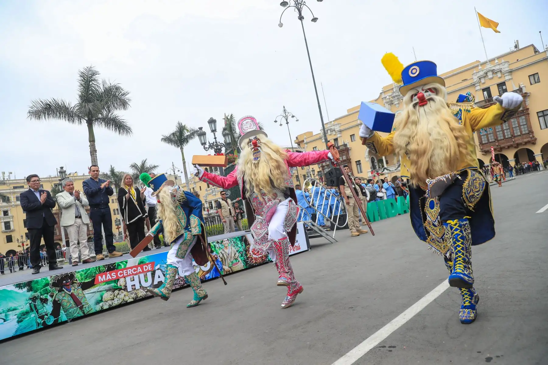 El presidente José Jerí estuvo presente en la feria #MásCercaDelPerú, un espacio que muestra la riqueza cultural, gastronómica y productiva de nuestras regiones. En esta ocasión, la región Huánuco, fue la elegida para presentar sus tradiciones una de ellas la danza de Los Negritos. Foto: ANDINA/Prensa Presidencia