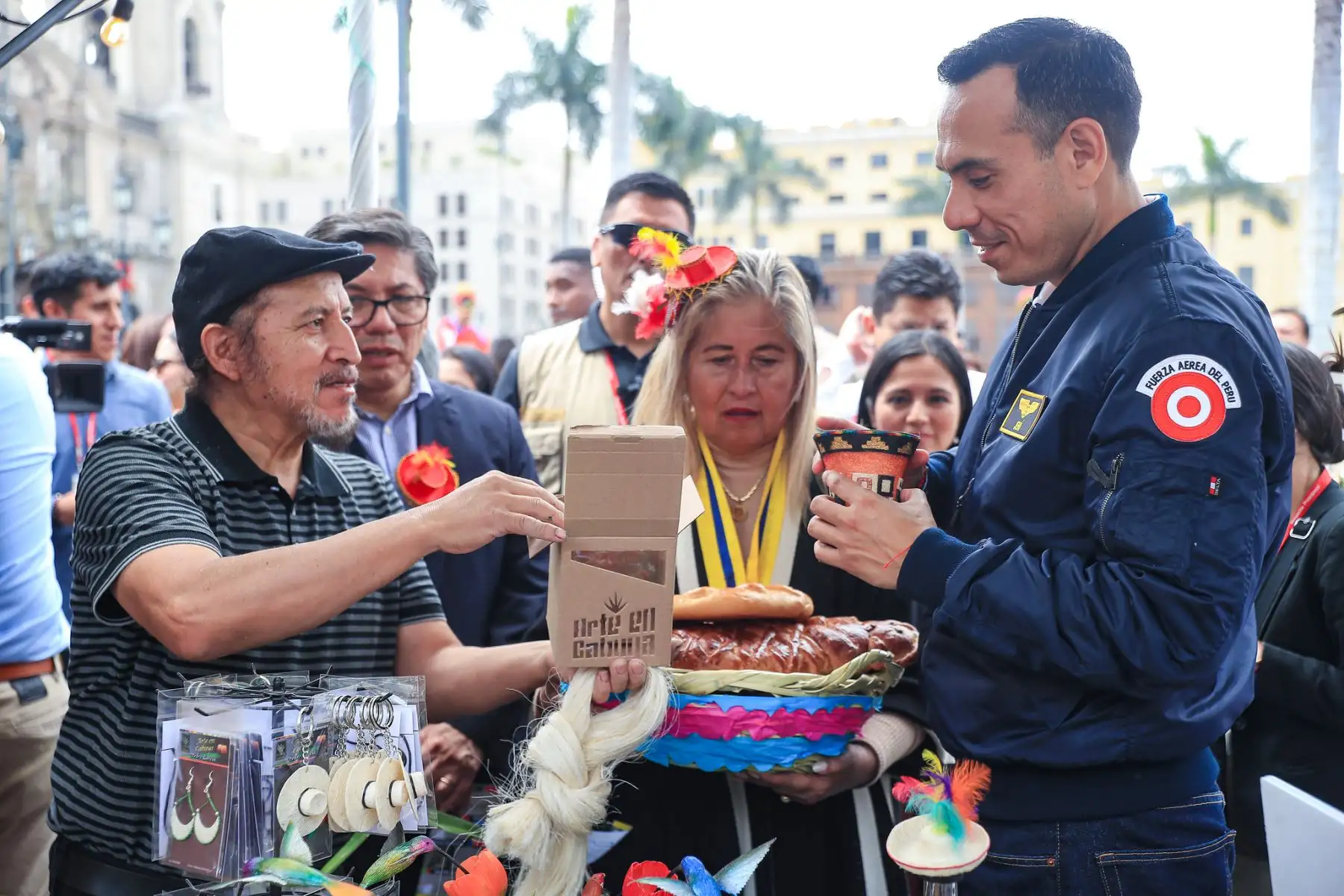 El presidente José Jerí estuvo presente en la feria #MásCercaDelPerú, un espacio que muestra la riqueza cultural, gastronómica y productiva de nuestras regiones. En esta ocasión, la región Huánuco, fue la elegida para presentar sus tradiciones una de ellas la danza de Los Negritos. Foto: ANDINA/Prensa Presidencia