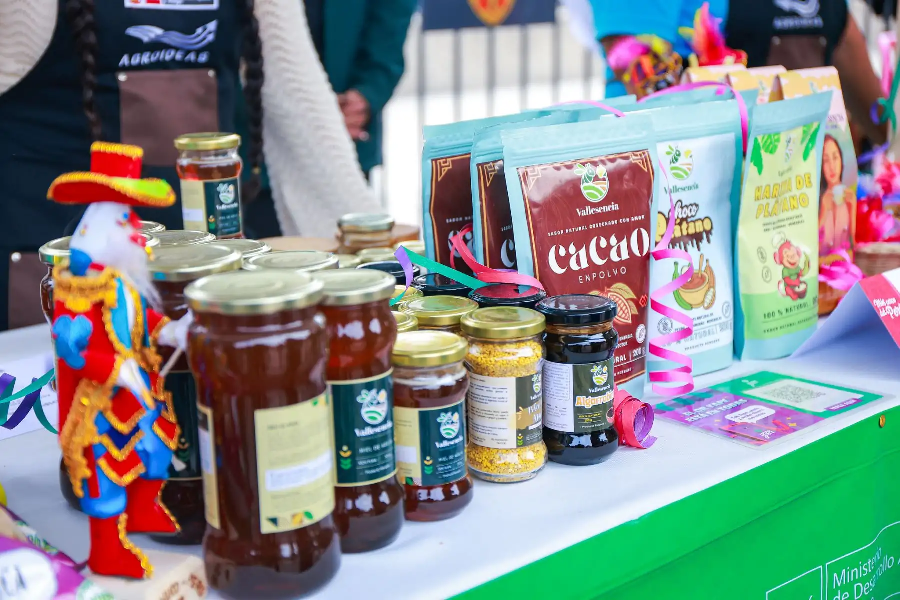 El presidente José Jerí estuvo presente en la feria #MásCercaDelPerú, un espacio que muestra la riqueza cultural, gastronómica y productiva de nuestras regiones. En esta ocasión, la región Huánuco, fue la elegida para presentar sus tradiciones una de ellas la danza de Los Negritos. Foto: ANDINA/Prensa Presidencia