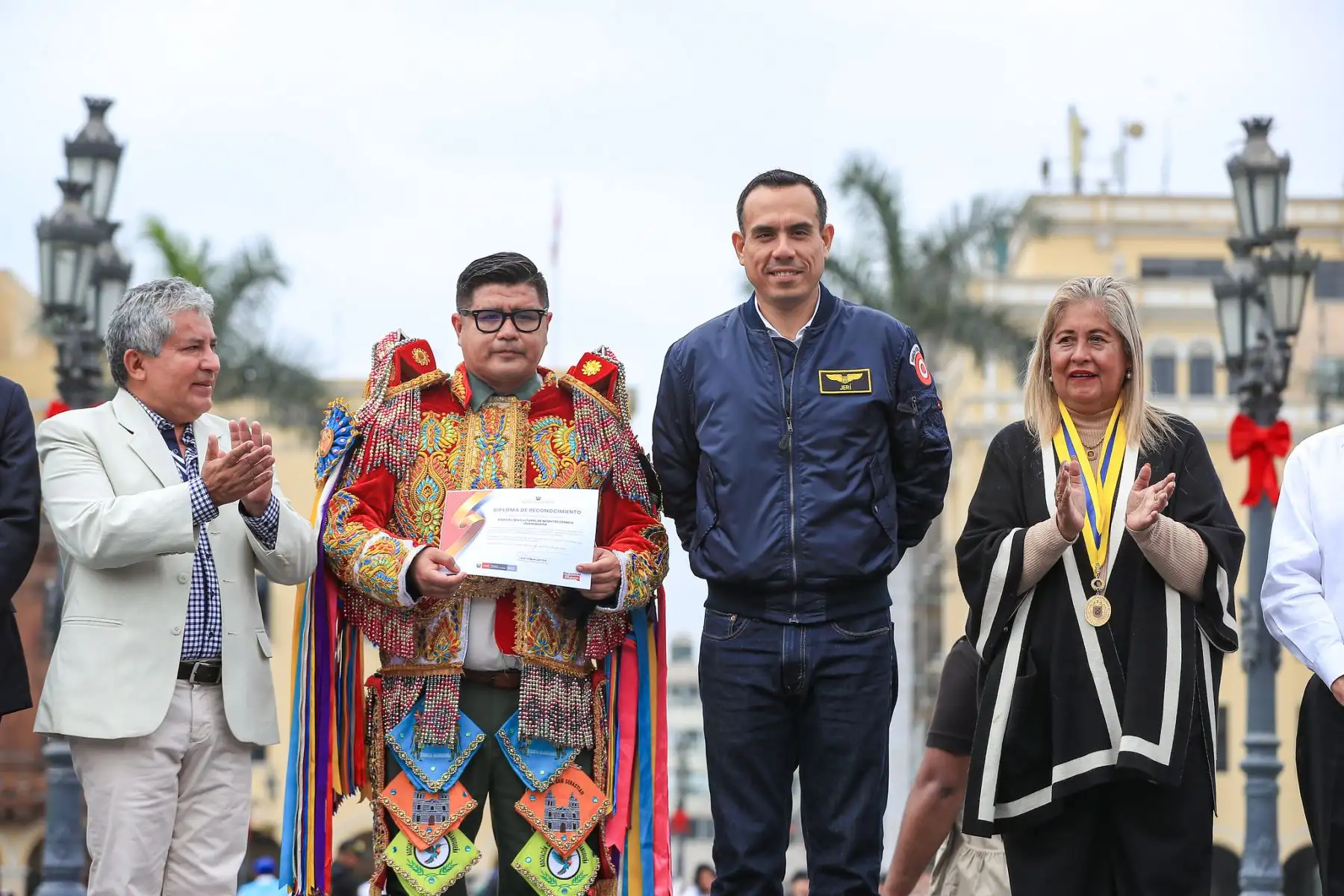 El presidente José Jerí estuvo presente en la feria #MásCercaDelPerú, un espacio que muestra la riqueza cultural, gastronómica y productiva de nuestras regiones. En esta ocasión, la región Huánuco, fue la elegida para presentar sus tradiciones una de ellas la danza de Los Negritos. Foto: ANDINA/Prensa Presidencia
