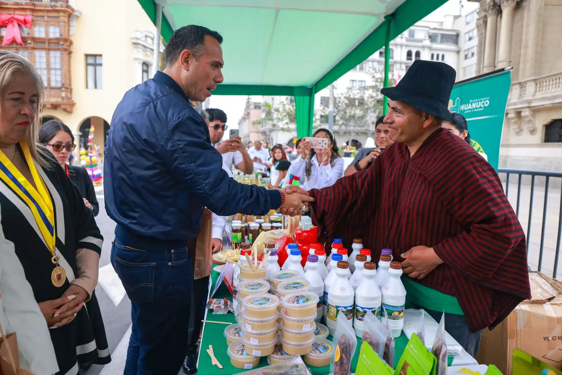 El presidente José Jerí estuvo presente en la feria #MásCercaDelPerú, un espacio que muestra la riqueza cultural, gastronómica y productiva de nuestras regiones. En esta ocasión, la región Huánuco, fue la elegida para presentar sus tradiciones una de ellas la danza de Los Negritos. Foto: ANDINA/Prensa Presidencia