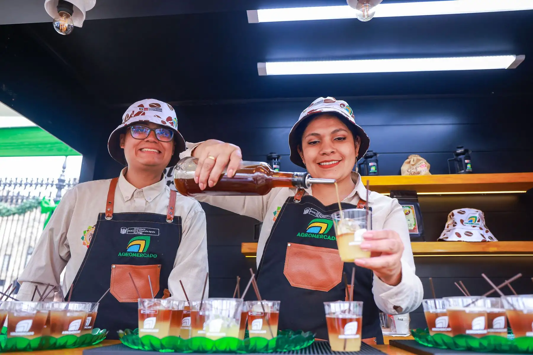 El presidente José Jerí estuvo presente en la feria #MásCercaDelPerú, un espacio que muestra la riqueza cultural, gastronómica y productiva de nuestras regiones. En esta ocasión, la región Huánuco, fue la elegida para presentar sus tradiciones una de ellas la danza de Los Negritos. Foto: ANDINA/Prensa Presidencia