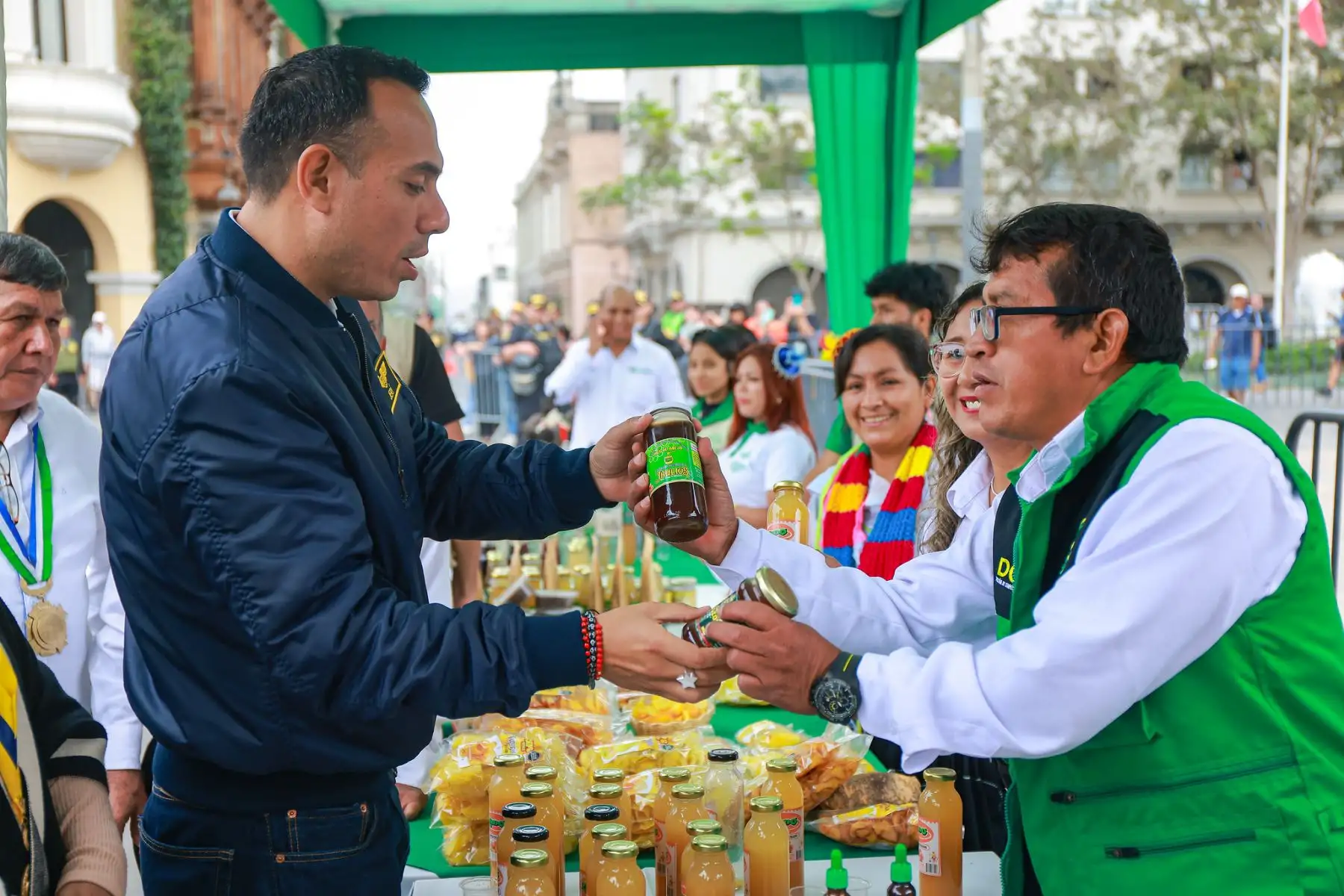 El presidente José Jerí estuvo presente en la feria #MásCercaDelPerú, un espacio que muestra la riqueza cultural, gastronómica y productiva de nuestras regiones. En esta ocasión, la región Huánuco, fue la elegida para presentar sus tradiciones una de ellas la danza de Los Negritos. Foto: ANDINA/Prensa Presidencia