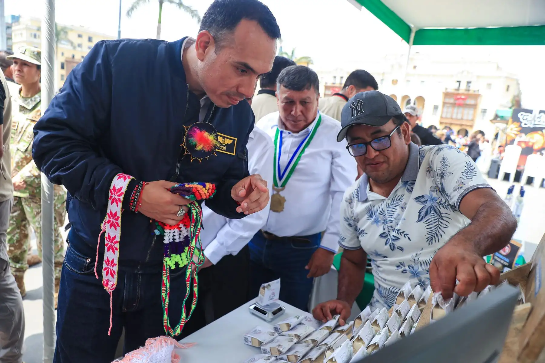 El presidente José Jerí estuvo presente en la feria #MásCercaDelPerú, un espacio que muestra la riqueza cultural, gastronómica y productiva de nuestras regiones. En esta ocasión, la región Huánuco, fue la elegida para presentar sus tradiciones una de ellas la danza de Los Negritos. Foto: ANDINA/Prensa Presidencia