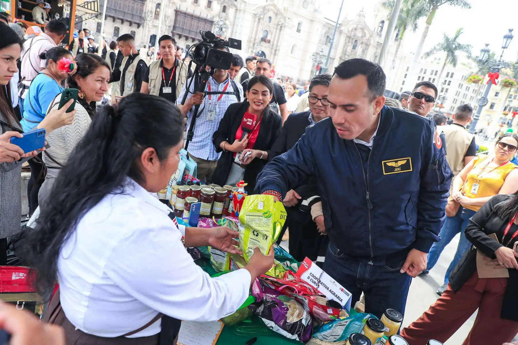 El presidente José Jerí estuvo presente en la feria #MásCercaDelPerú, un espacio que muestra la riqueza cultural, gastronómica y productiva de nuestras regiones. En esta ocasión, la región Huánuco, fue la elegida para presentar sus tradiciones una de ellas la danza de Los Negritos. Foto: ANDINA/Prensa Presidencia