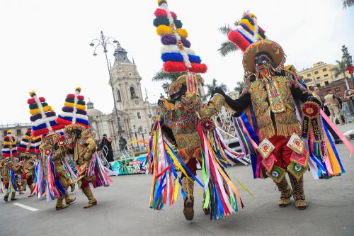 Huánuco conquistó Lima al ritmo de su danza emblemática Los Negritos de Huánuco que se presentó en el frontis de Palacio de Gobierno. ANDINA/Prensa Presidencia