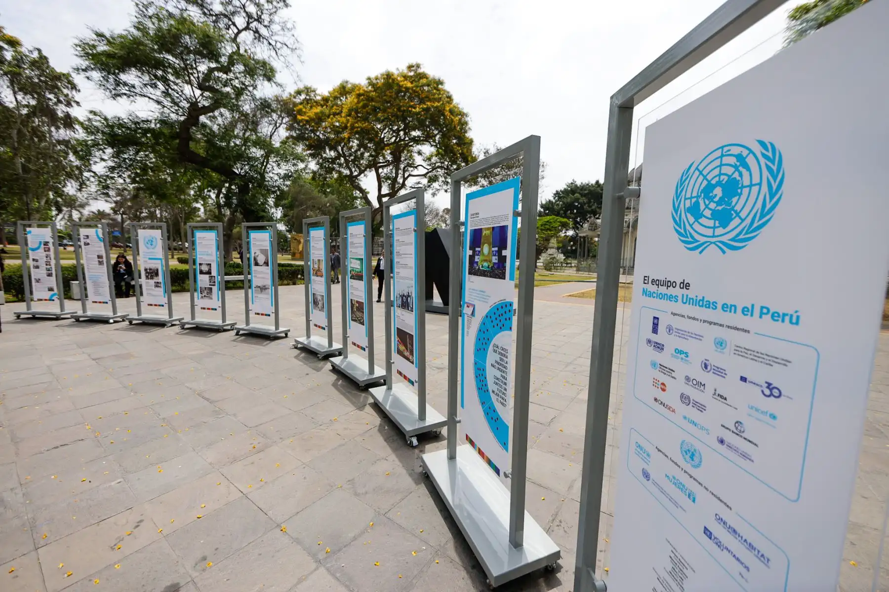 La Organización de las Naciones Unidas (ONU) conmemora ocho décadas de trabajo multilateral con la inauguración de la exposición “80 años de Naciones Unidas: Construyendo juntos un mejor futuro común”, presentada en Lima. Durante el evento, encabezado por la Coordinadora Residente Rossana Dudziak y el embajador suizo Paul Garnier, también se presentó el manual “The UN at Country Level – a practical guide”, que refuerza su labor en el desarrollo sostenible. Foto: ANDINA/Luis Iparraguirre
