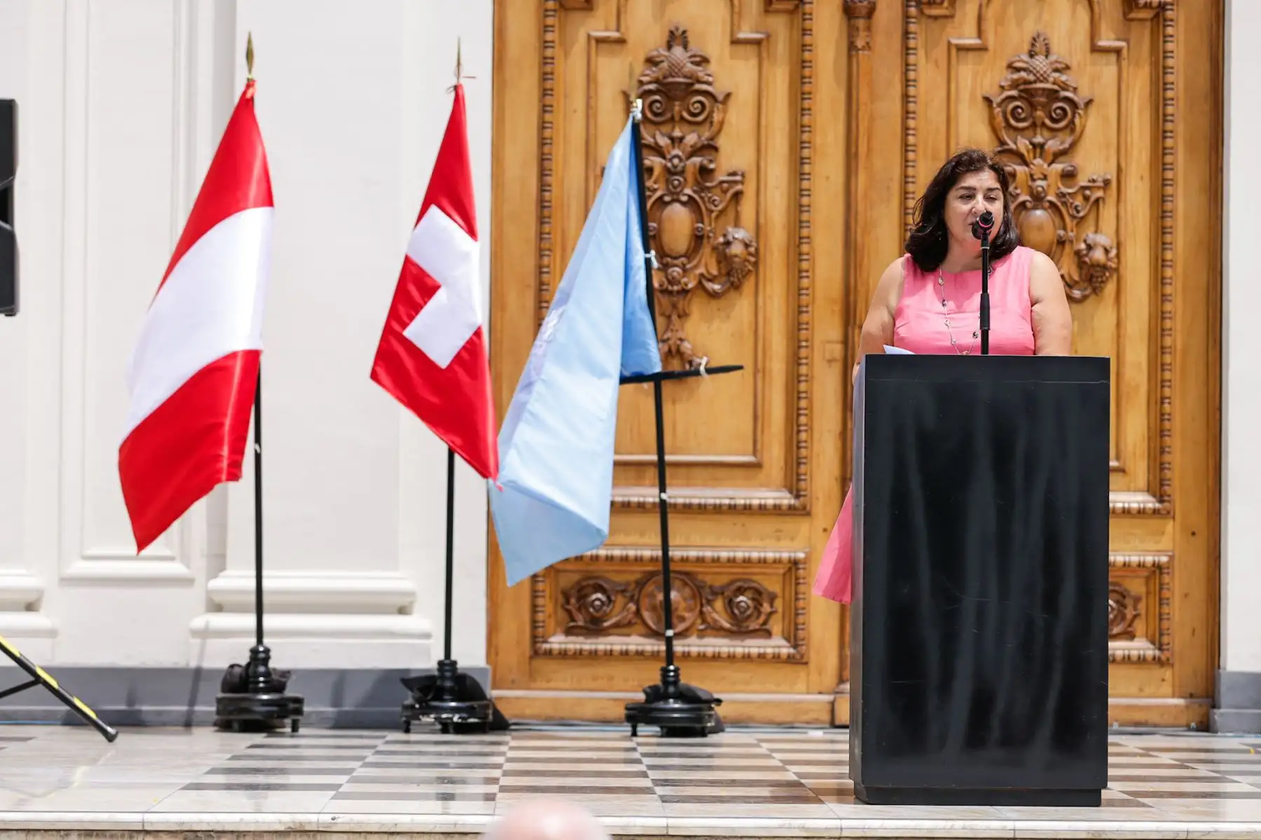 La Organización de las Naciones Unidas (ONU) conmemora ocho décadas de trabajo multilateral con la inauguración de la exposición “80 años de Naciones Unidas: Construyendo juntos un mejor futuro común”, presentada en Lima. Durante el evento, encabezado por la Coordinadora Residente Rossana Dudziak y el embajador suizo Paul Garnier, también se presentó el manual “The UN at Country Level – a practical guide”, que refuerza su labor en el desarrollo sostenible. Foto: ANDINA/Luis Iparraguirre