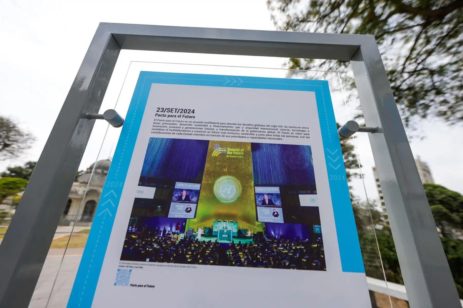 La Organización de las Naciones Unidas (ONU) conmemora ocho décadas de trabajo multilateral con la inauguración de la exposición “80 años de Naciones Unidas: Construyendo juntos un mejor futuro común”, presentada en Lima. Durante el evento, encabezado por la Coordinadora Residente Rossana Dudziak y el embajador suizo Paul Garnier, también se presentó el manual “The UN at Country Level – a practical guide”, que refuerza su labor en el desarrollo sostenible. Foto: ANDINA/Luis Iparraguirre