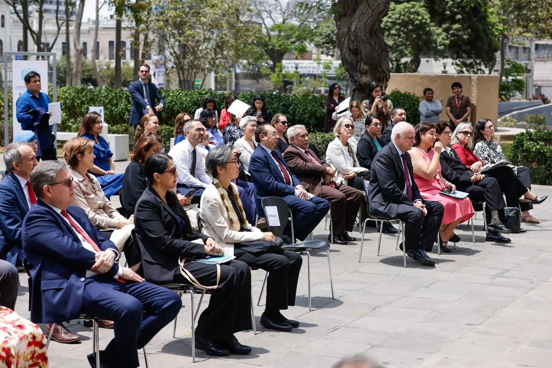 La Organización de las Naciones Unidas (ONU) conmemora ocho décadas de trabajo multilateral con la inauguración de la exposición “80 años de Naciones Unidas: Construyendo juntos un mejor futuro común”, presentada en Lima. Durante el evento, encabezado por la Coordinadora Residente Rossana Dudziak y el embajador suizo Paul Garnier, también se presentó el manual “The UN at Country Level – a practical guide”, que refuerza su labor en el desarrollo sostenible. Foto: ANDINA/Luis Iparraguirre