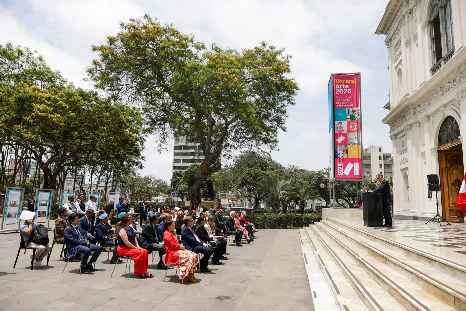 La Organización de las Naciones Unidas (ONU) conmemora ocho décadas de trabajo multilateral con la inauguración de la exposición “80 años de Naciones Unidas: Construyendo juntos un mejor futuro común”, presentada en Lima. Durante el evento, encabezado por la Coordinadora Residente Rossana Dudziak y el embajador suizo Paul Garnier, también se presentó el manual “The UN at Country Level – a practical guide”, que refuerza su labor en el desarrollo sostenible. Foto: ANDINA/Luis Iparraguirre