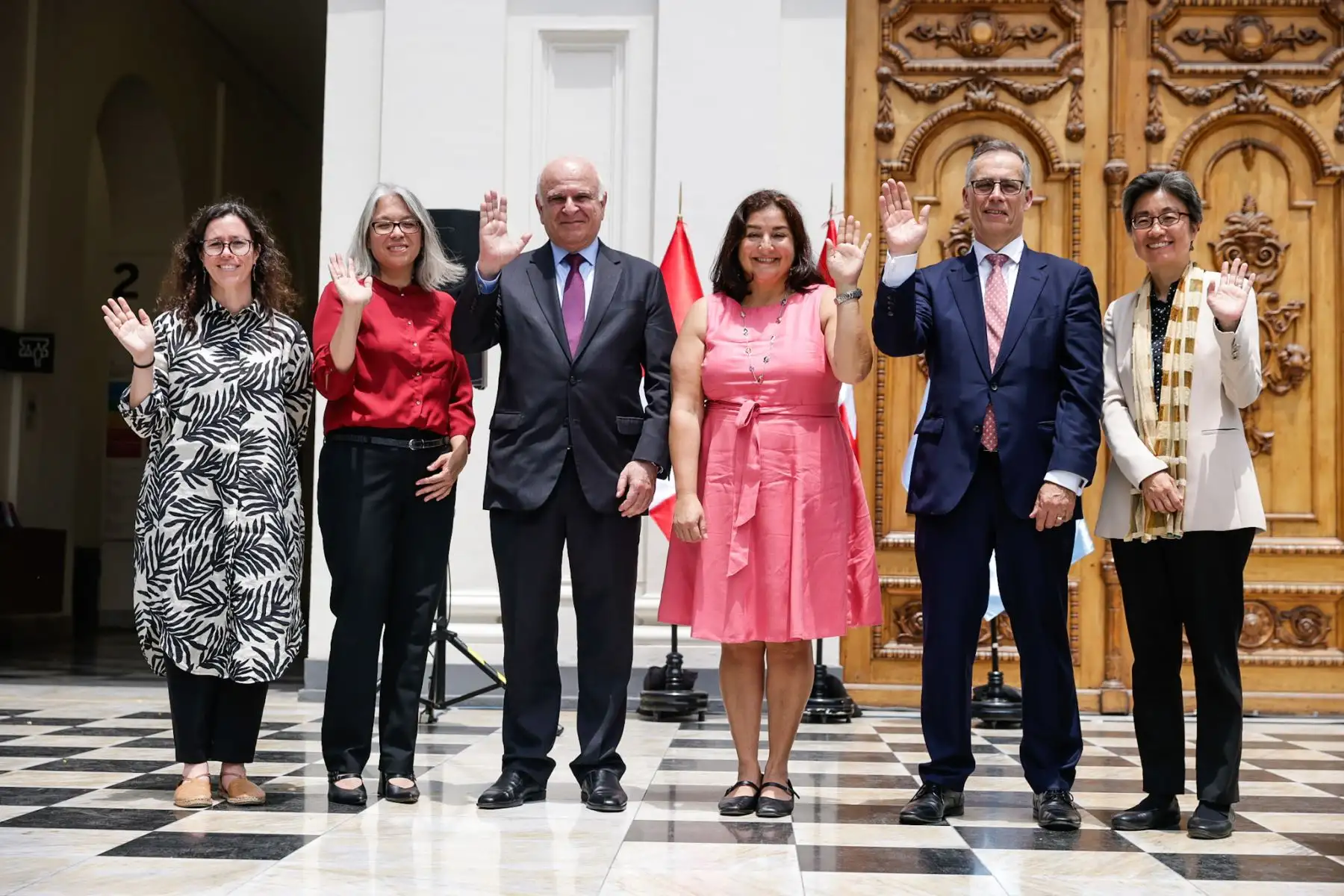 La Organización de las Naciones Unidas (ONU) conmemora ocho décadas de trabajo multilateral con la inauguración de la exposición “80 años de Naciones Unidas: Construyendo juntos un mejor futuro común”, presentada en Lima. Durante el evento, encabezado por la Coordinadora Residente Rossana Dudziak y el embajador suizo Paul Garnier, también se presentó el manual “The UN at Country Level – a practical guide”, que refuerza su labor en el desarrollo sostenible. Foto: ANDINA/Luis Iparraguirre