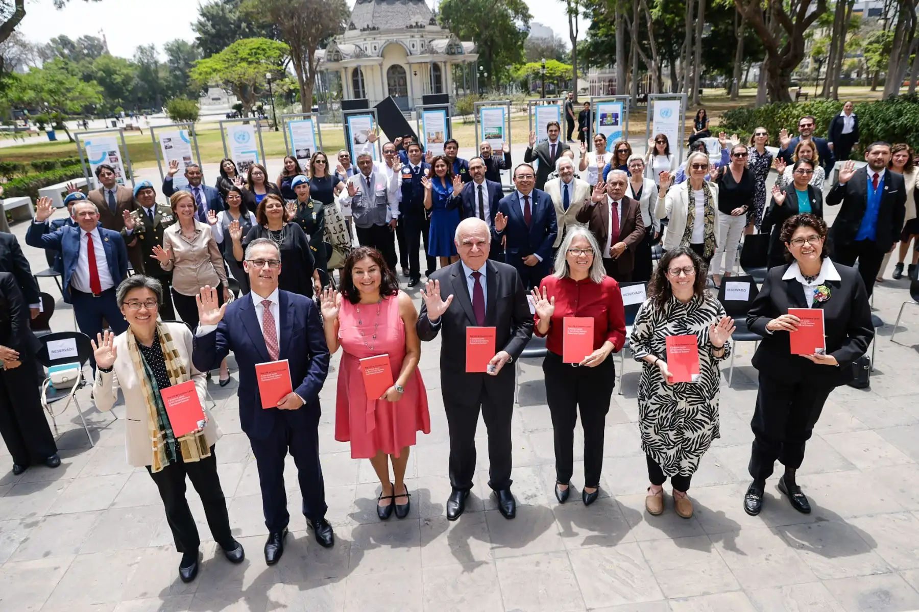 La Organización de las Naciones Unidas (ONU) conmemora ocho décadas de trabajo multilateral con la inauguración de la exposición “80 años de Naciones Unidas: Construyendo juntos un mejor futuro común”, presentada en Lima. Durante el evento, encabezado por la Coordinadora Residente Rossana Dudziak y el embajador suizo Paul Garnier, también se presentó el manual “The UN at Country Level – a practical guide”, que refuerza su labor en el desarrollo sostenible. Foto: ANDINA/Luis Iparraguirre