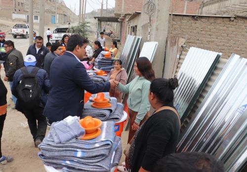 Municipalidad Provincial de Trujillo entrega ayuda humanitaria a 26 familias afectadas por vientos fuertes en el distrito de Alto Trujillo. ANDINA/Difusión